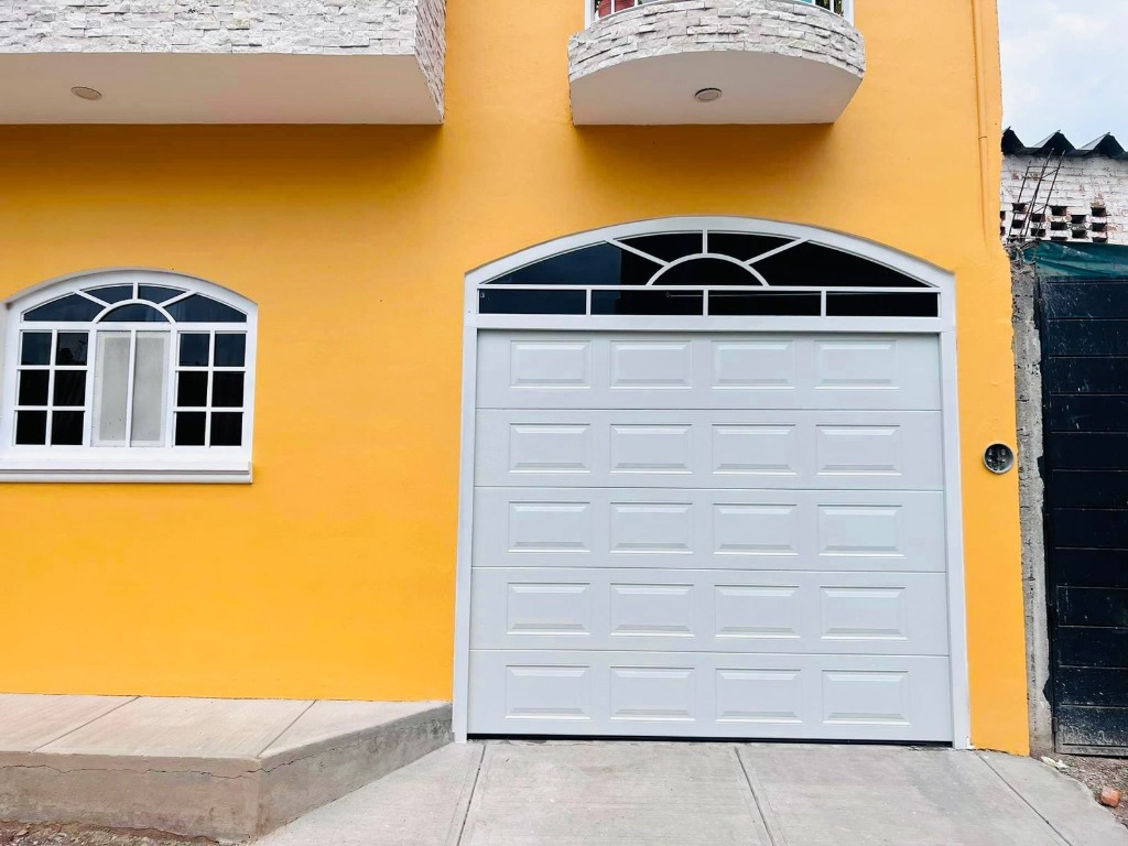 Puerta Tipo Americano con Arco Superior de Cristal