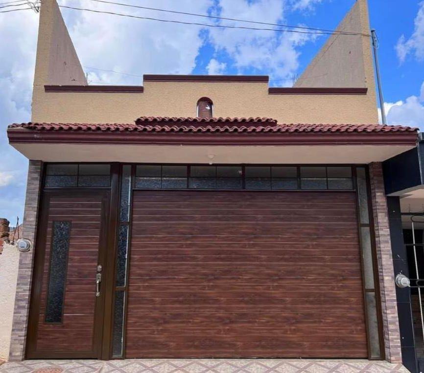 Puerta Madera Nogal con Cristalería Lateral y Puerta Peatonal