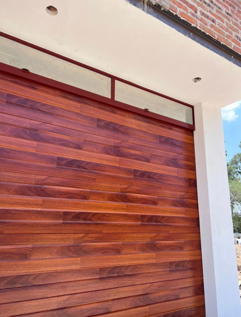 Puerta Seccional Madera Caoba con Marco Superior Transparente