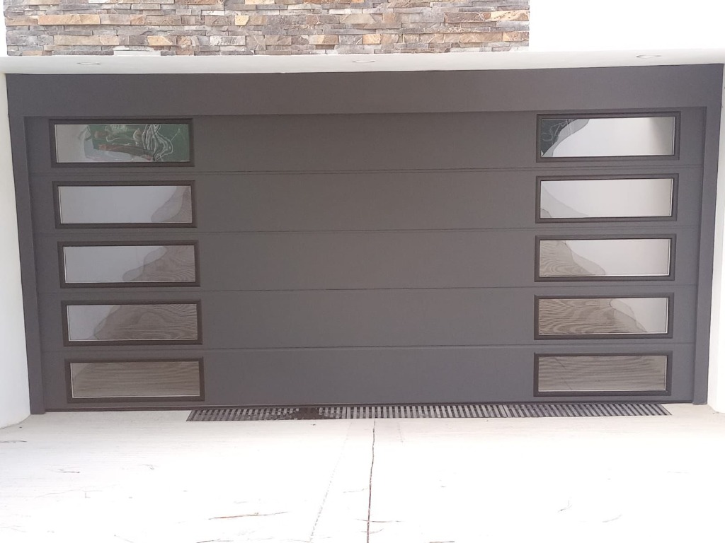 Puerta Seccional Gris Oxford con Doble Columna de Cristal
