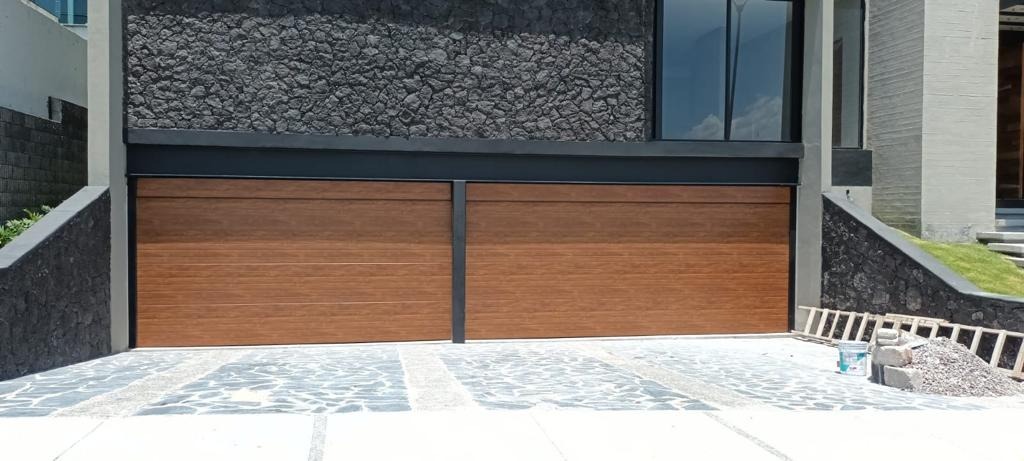 Doble Puerta Automática Madera Roble en Fachada de Piedra