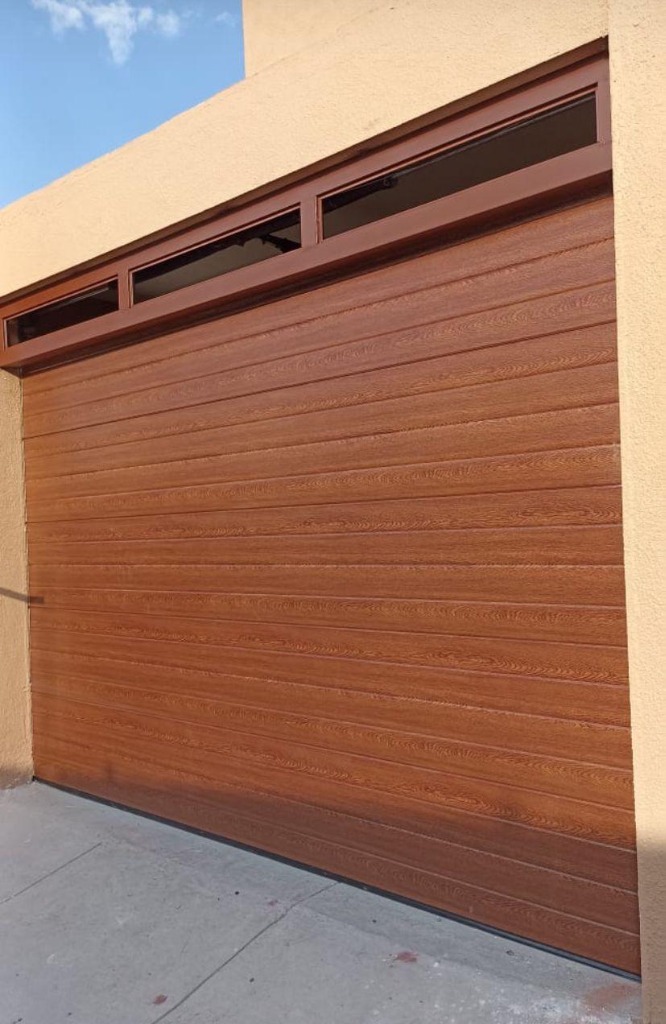 Puerta Seccional Madera Cédra con Tragaluz Superior