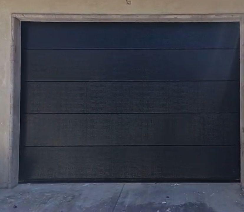 Puerta Seccional Negro Mate Minimalista