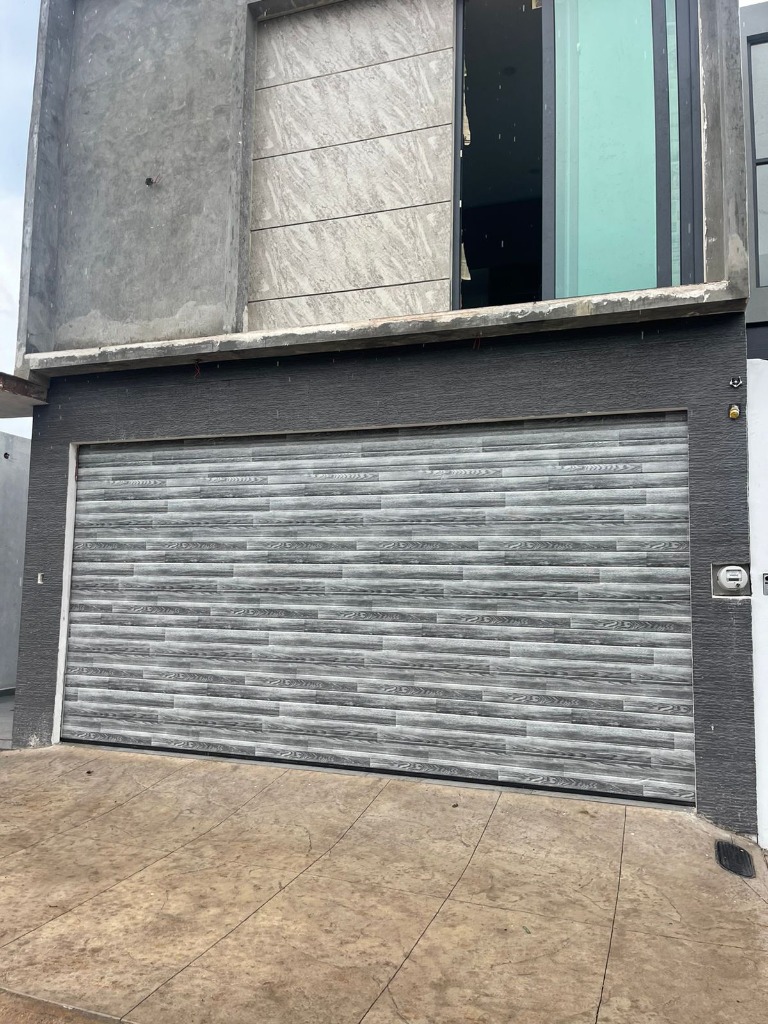 Puerta Automática Textura Madera Gris