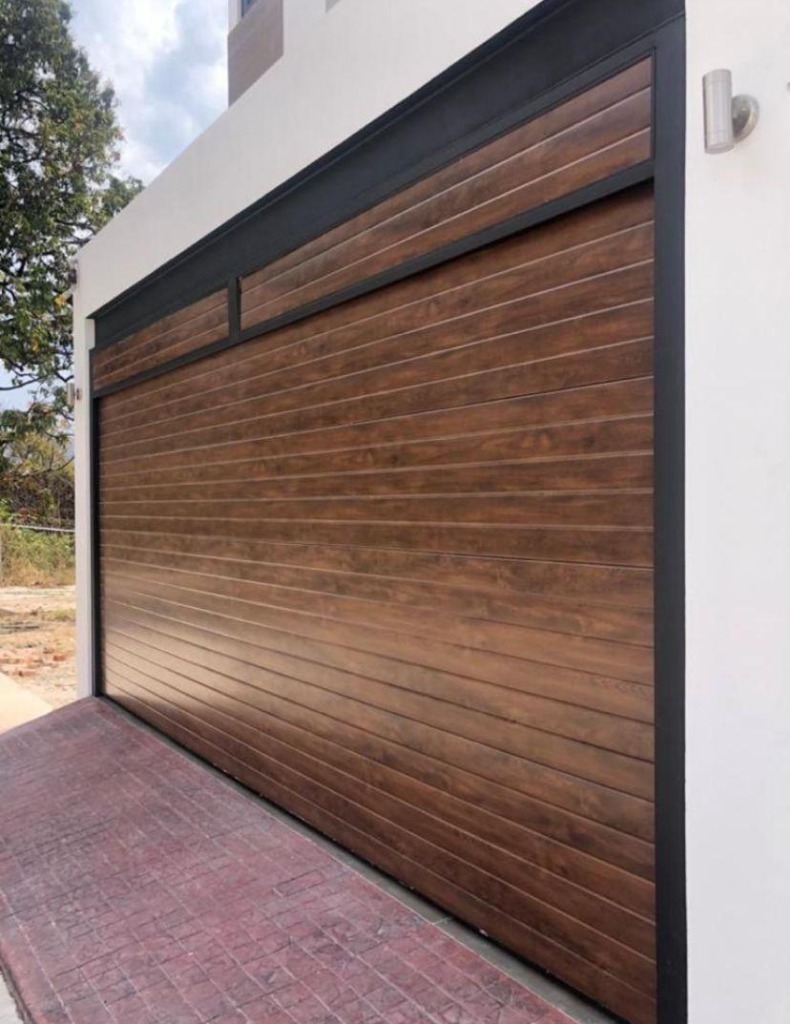 Puerta Seccional Gris Plata Satinado con Iluminación LED