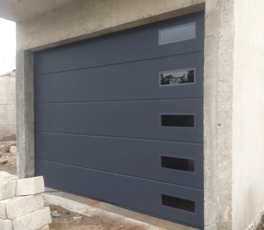 Puerta Seccional Gris Plomo con Columna de Visores Laterales