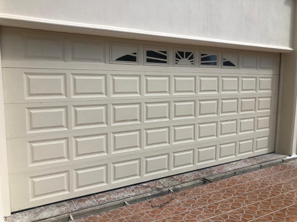 Puerta Tipo Americano Doble Beige con Ventanales Sol Naciente