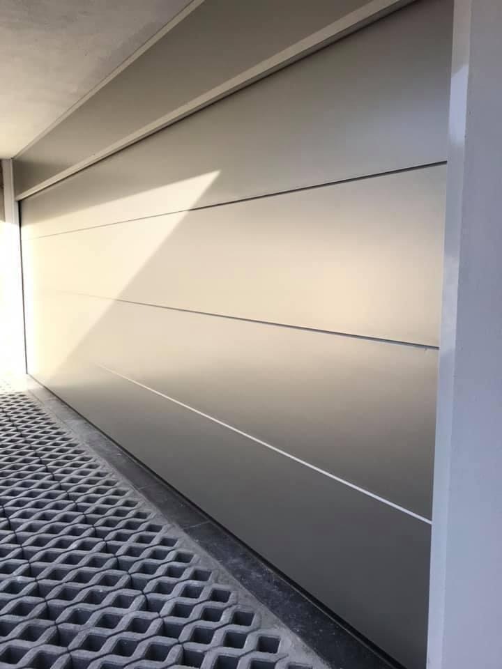 Puerta Seccional Champán Plata Satinado en Piso Ecológico