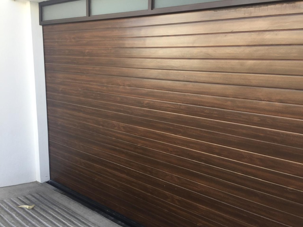 Puerta Seccional Madera Nogal Pulido con Tragaluz