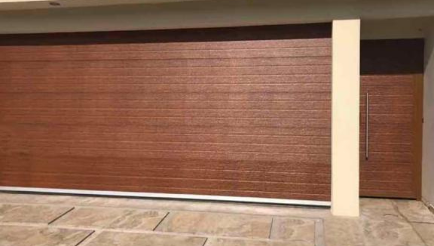 Puerta Seccional Textura Madera Roble con Puerta Peatonal