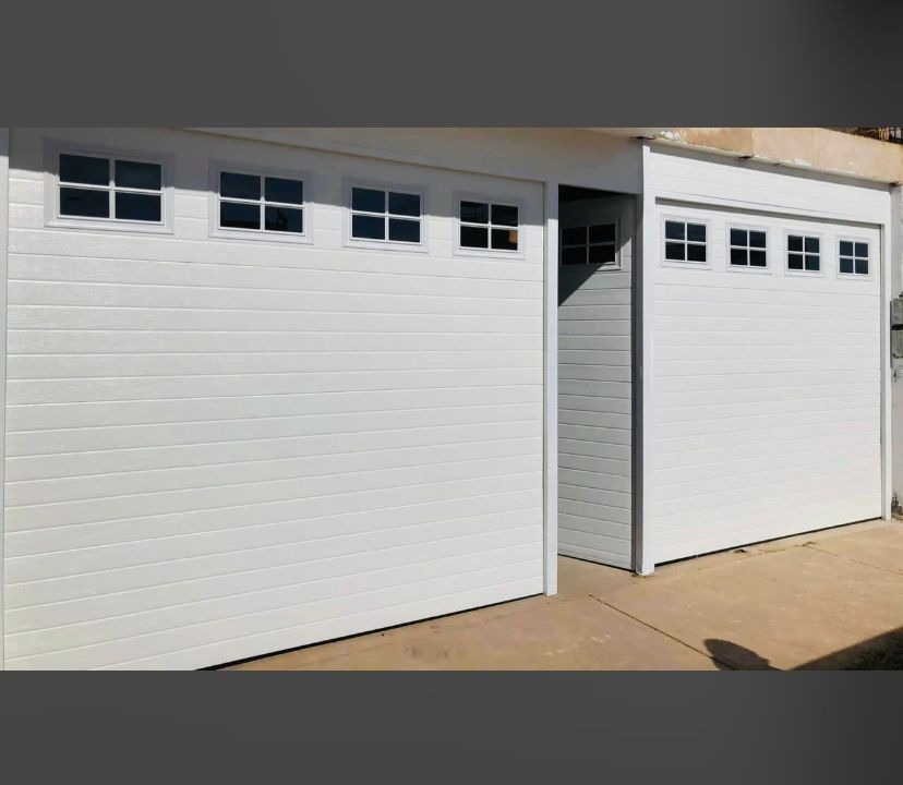 Puerta Doble Seccional Blanca con Ventanales Cuadriculados