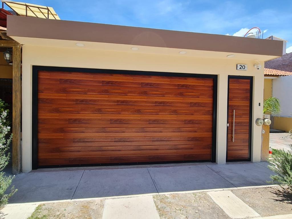 Puerta Textura Madera Teca con Marco Negro