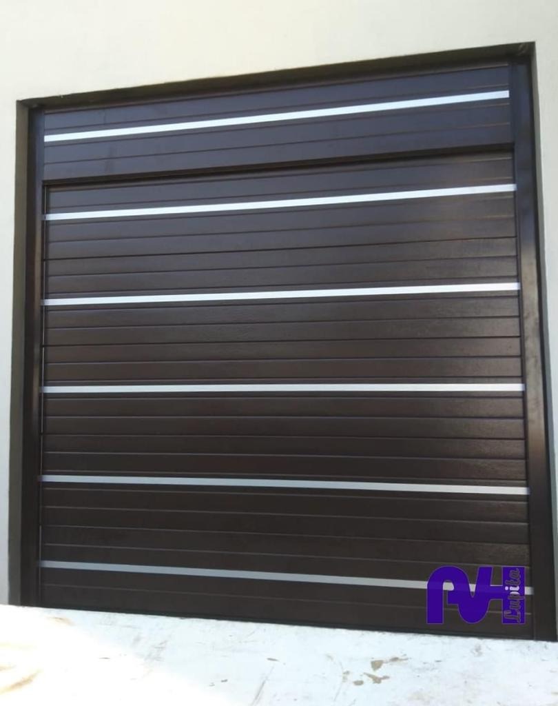 Puerta Seccional Chocolate con Inserciones de Aluminio